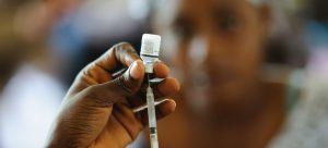 UNICEF/Nyani Quarmyne Una enfermera prepara la vacuna contra el neumococo en Ghana.