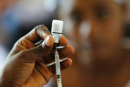UNICEF/Nyani Quarmyne Una enfermera prepara la vacuna contra el neumococo en Ghana.