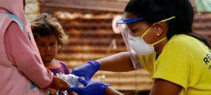 © Rehabilitarte/Albanis Oliva Una coordinadora de una ONG local ayuda a poblaciones en Venezuela en medio de la pandemia de COVID-19.